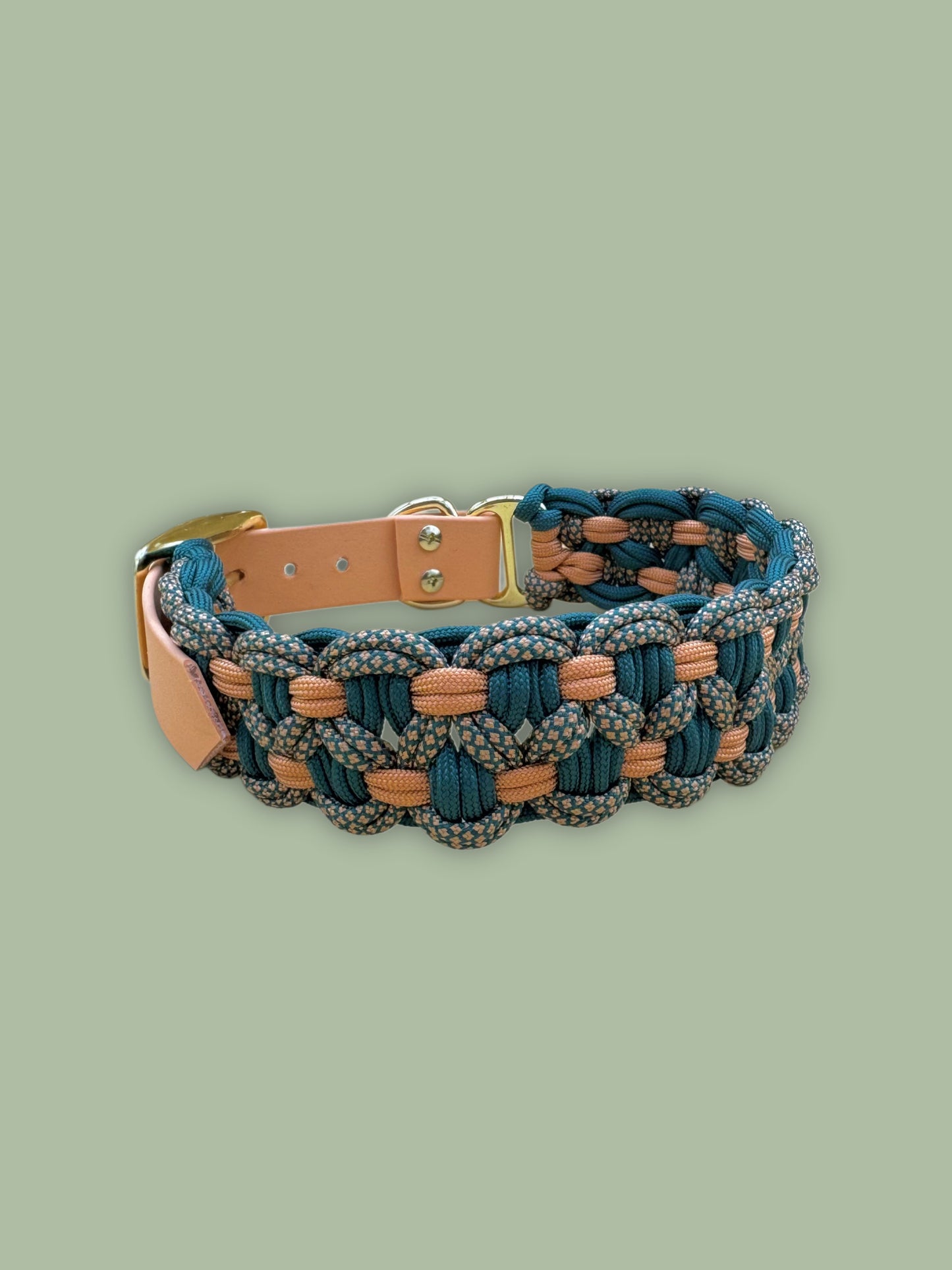 Collar KBK Bar con correa trenzada de paracord de 4 hebras.